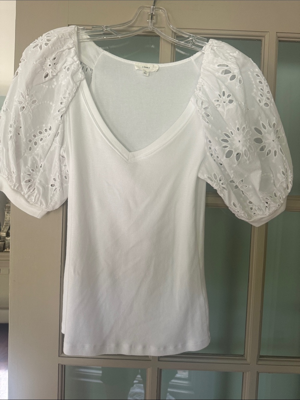 Women's a loves a  White lace Puff-Sleeves V-Neck Top size XS